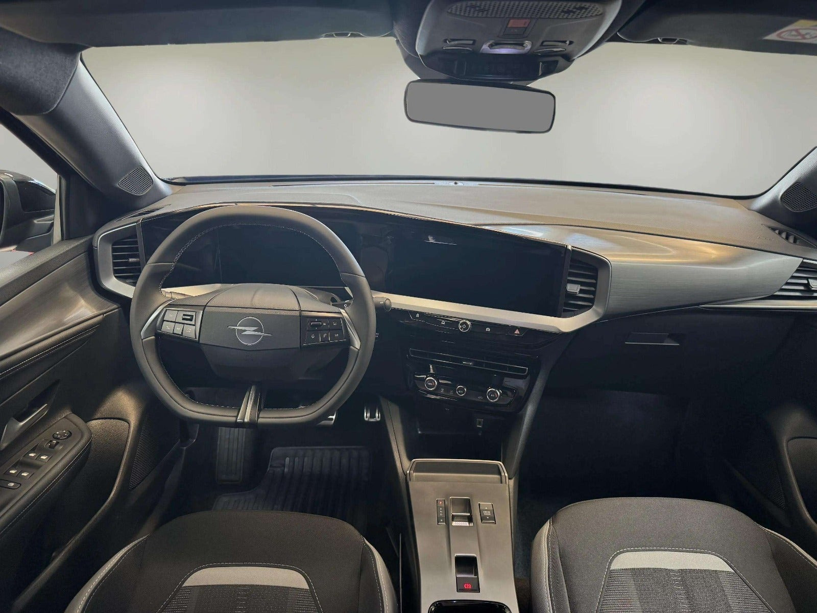 Blå Opel Mokka-e fra 2025