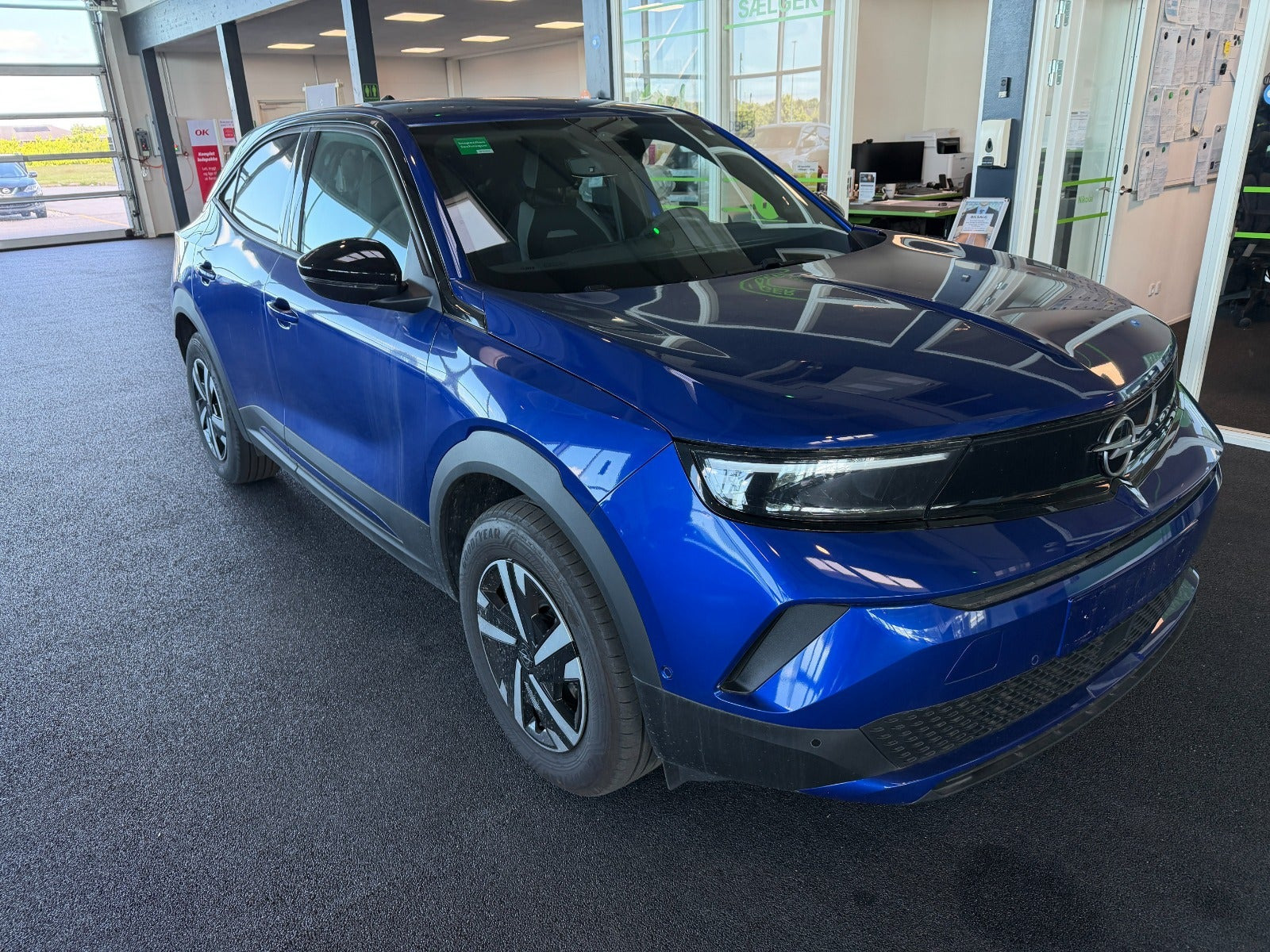Blå Opel Mokka-e fra 2024