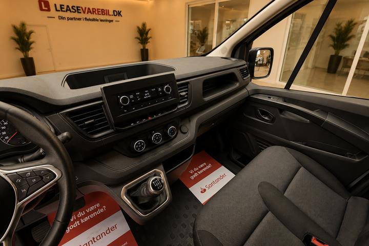 Hvid Renault Trafic fra 2022