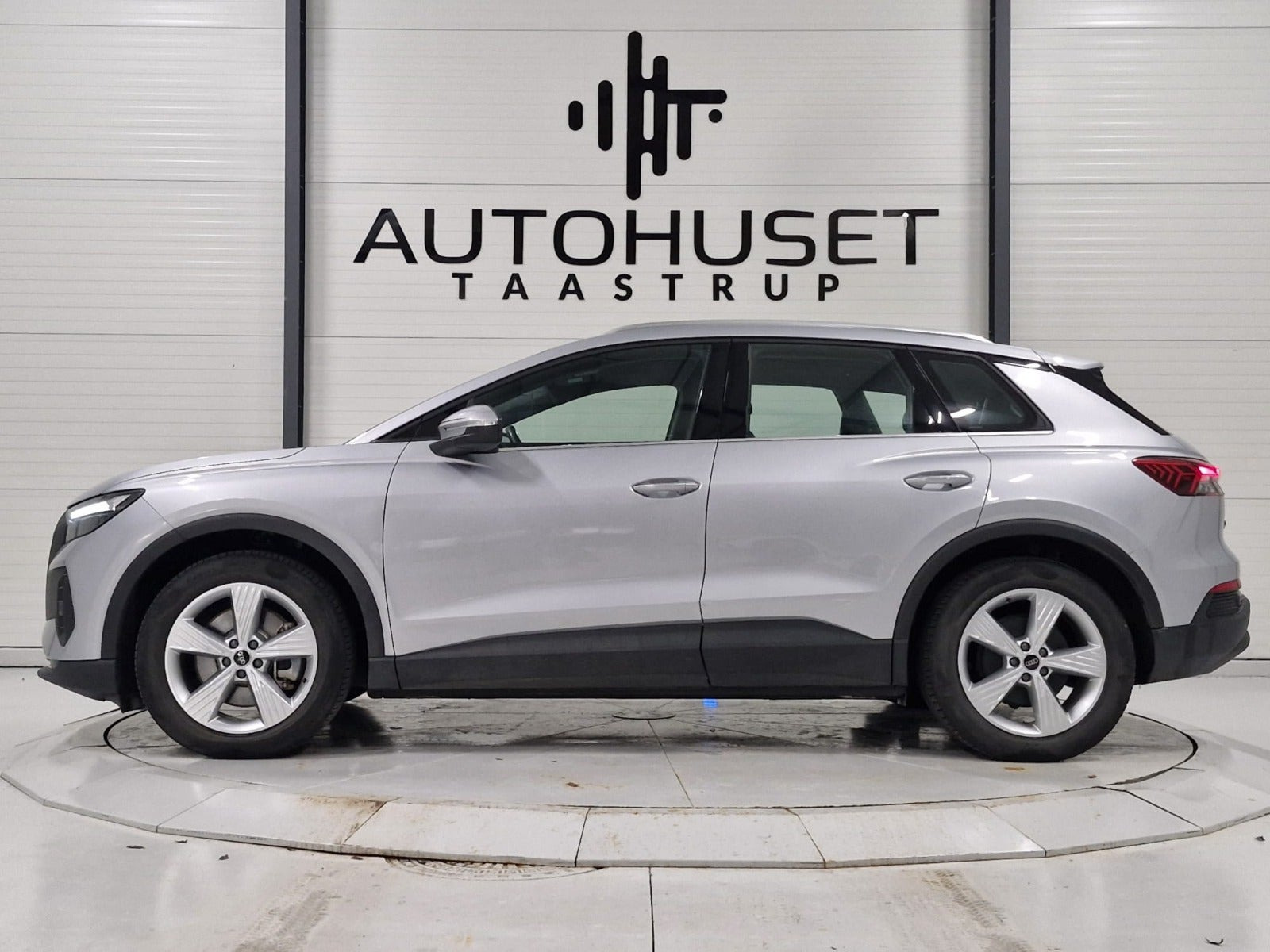 Sølv Audi Q4 e-tron fra 2024