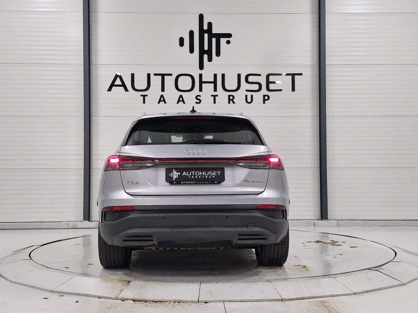 Sølv Audi Q4 e-tron fra 2024