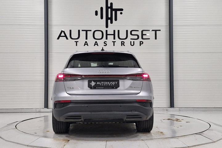 Sølv Audi Q4 e-tron fra 2024