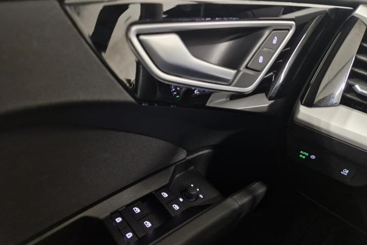 Sølv Audi Q4 e-tron fra 2024
