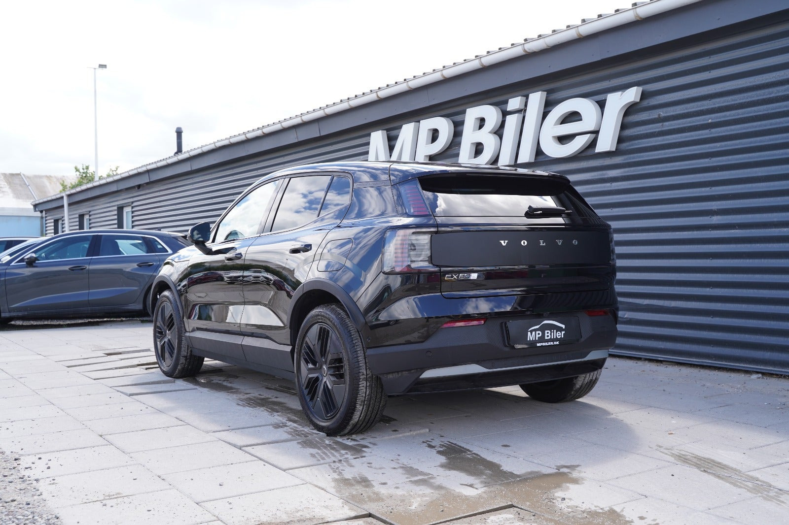 Sort Volvo EX30 CC fra 2025 set udefra