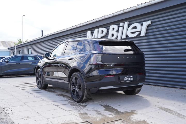 Sort Volvo EX30 CC fra 2025 set udefra
