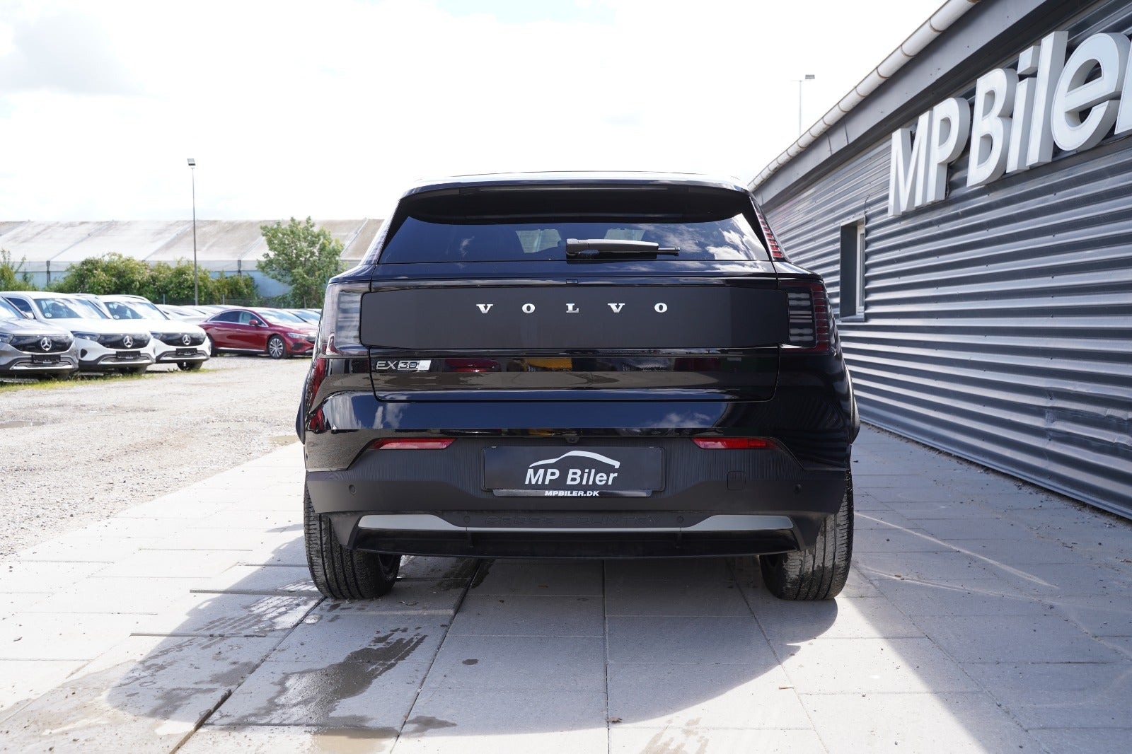 Sort Volvo EX30 CC fra 2025 set udefra