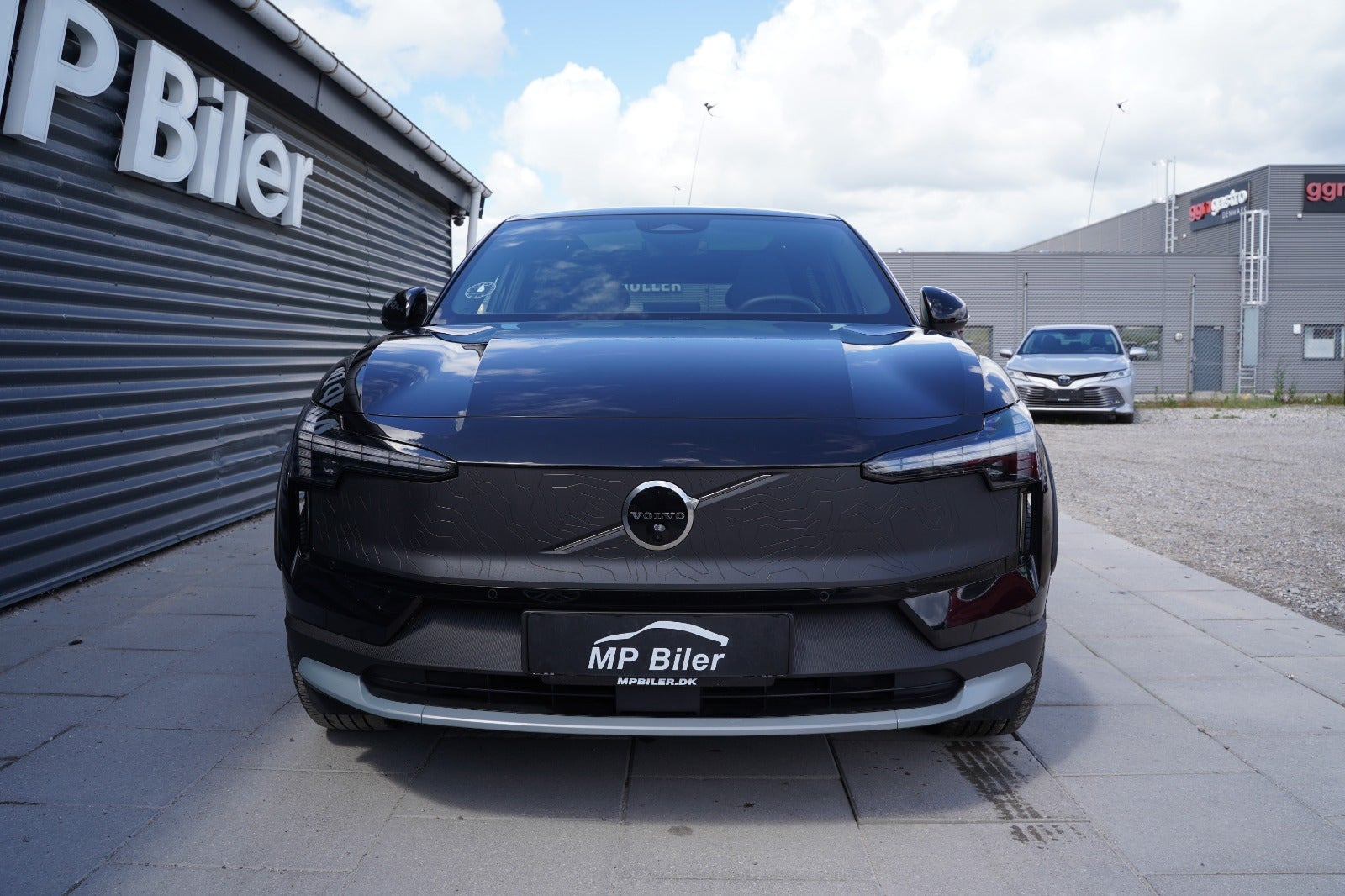 Sort Volvo EX30 CC fra 2025 set udefra