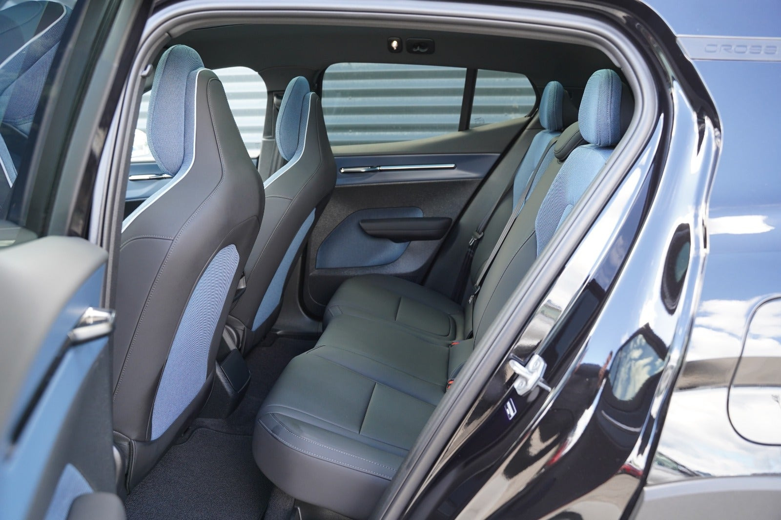 Sort Volvo EX30 CC fra 2025