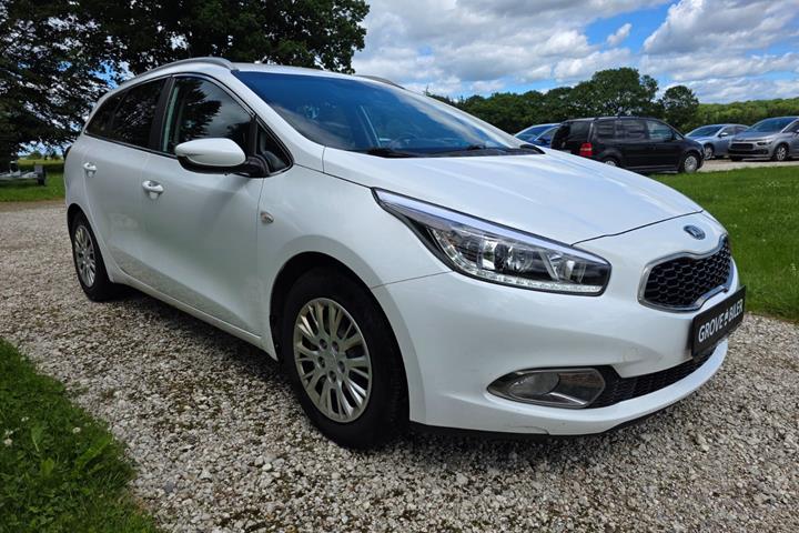 Hvid Kia Ceed fra 2015 set udefra