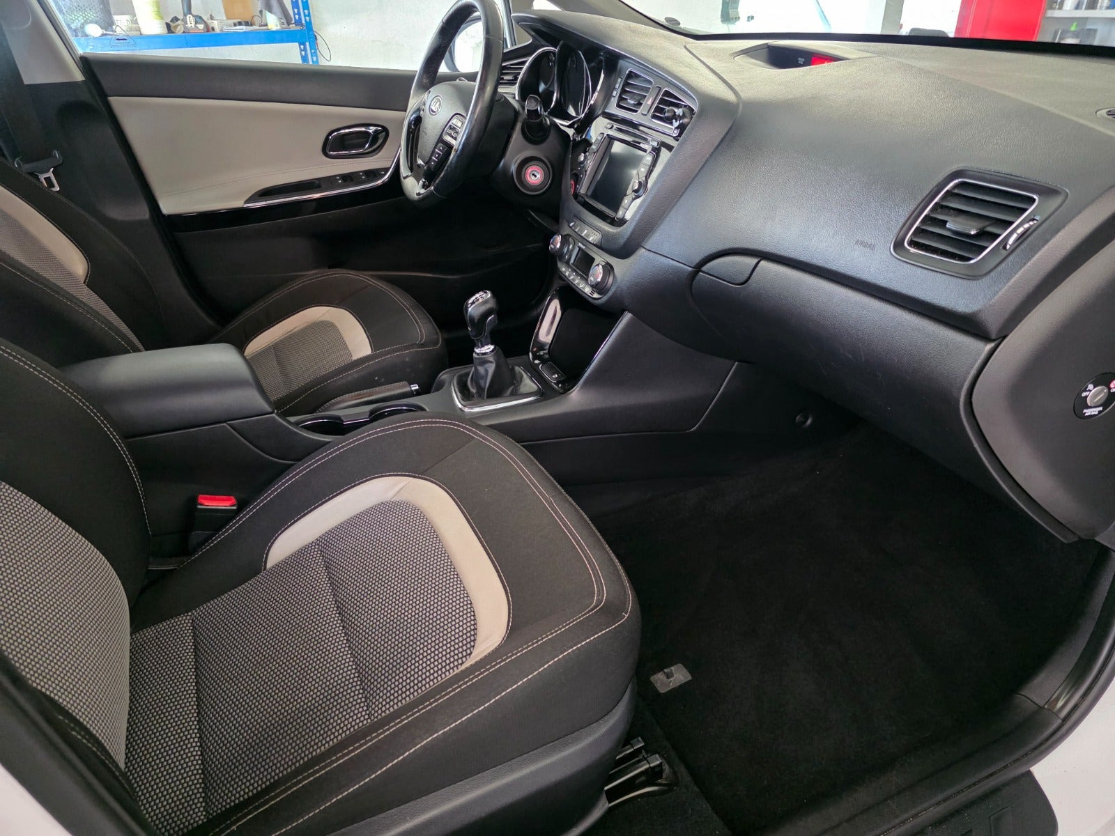 Hvid Kia Ceed fra 2015