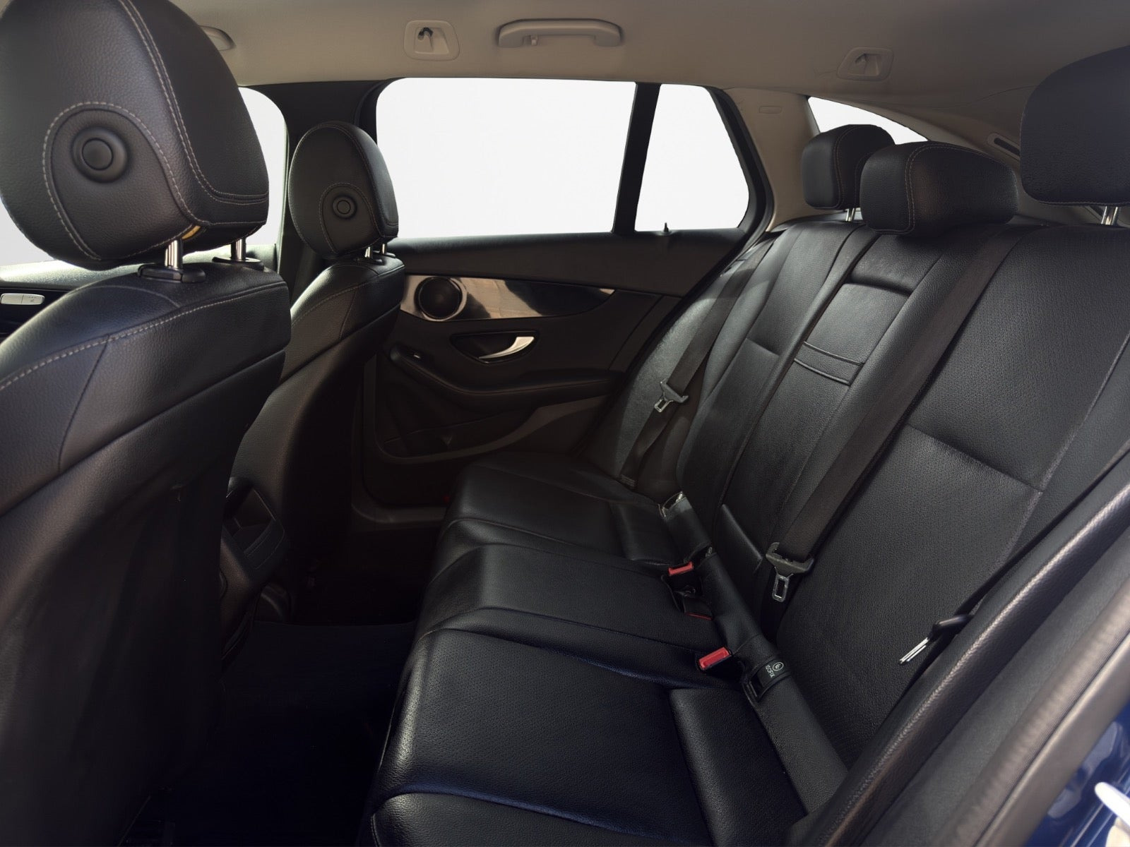 Blå Mercedes C200 d fra 2016