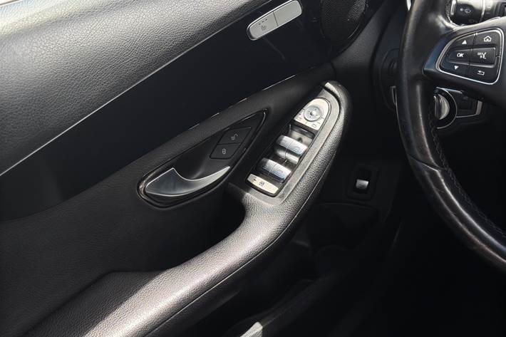 Blå Mercedes C200 d fra 2016