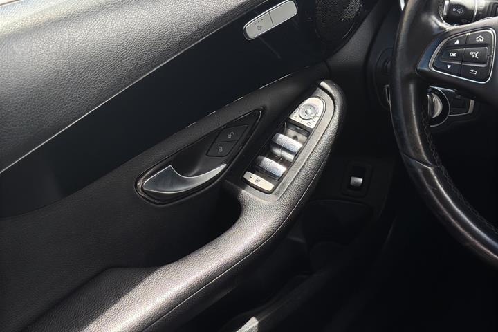Blå Mercedes C200 d fra 2016