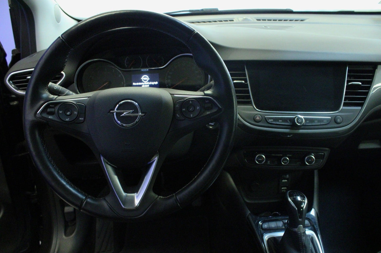 Grå Opel Crossland fra 2021