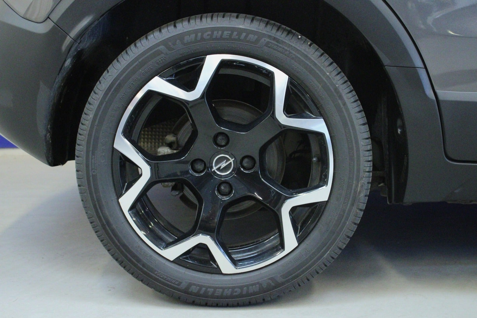 Grå Opel Crossland fra 2021