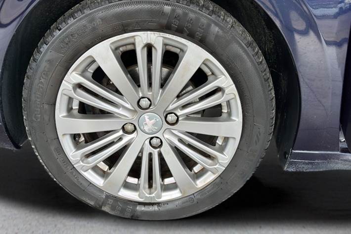 Blå Peugeot 208 fra 2019