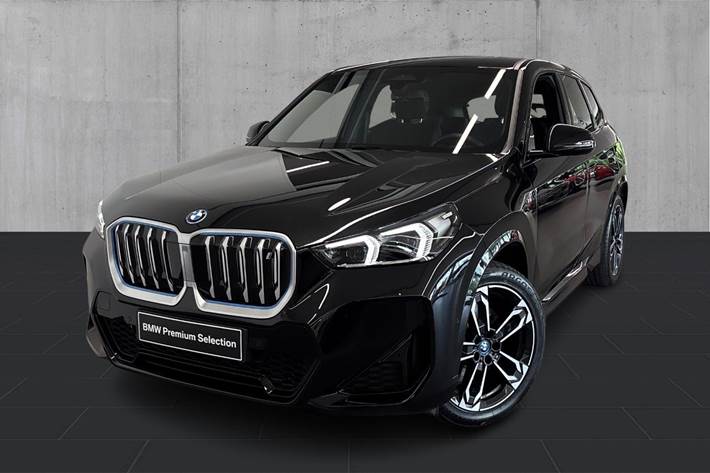 Sort BMW iX1 fra 2023 set udefra