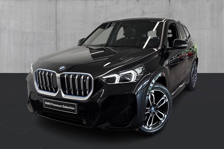 Sort BMW iX1 fra 2023 set udefra