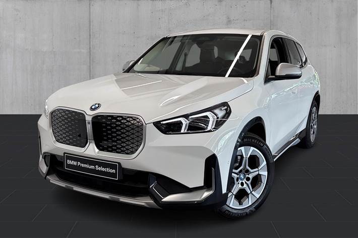 Hvid BMW iX1 fra 2024 set udefra