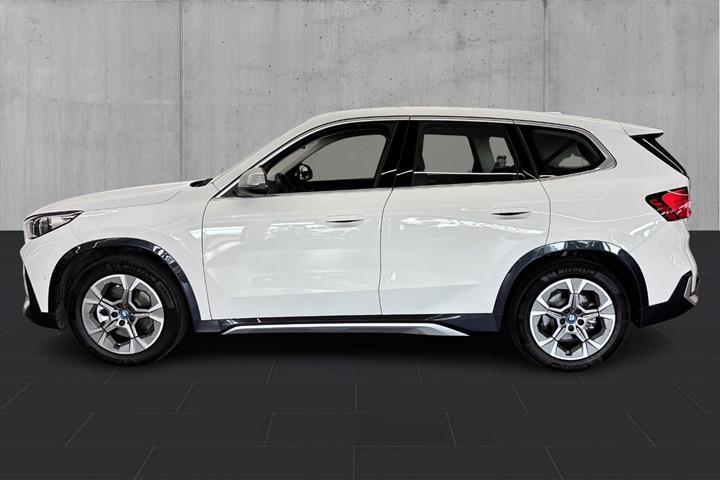 Hvid BMW iX1 fra 2024