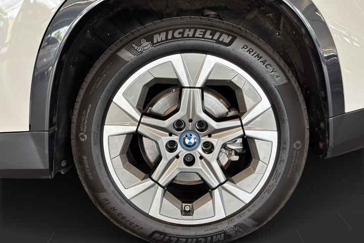 Hvid BMW iX1 fra 2024