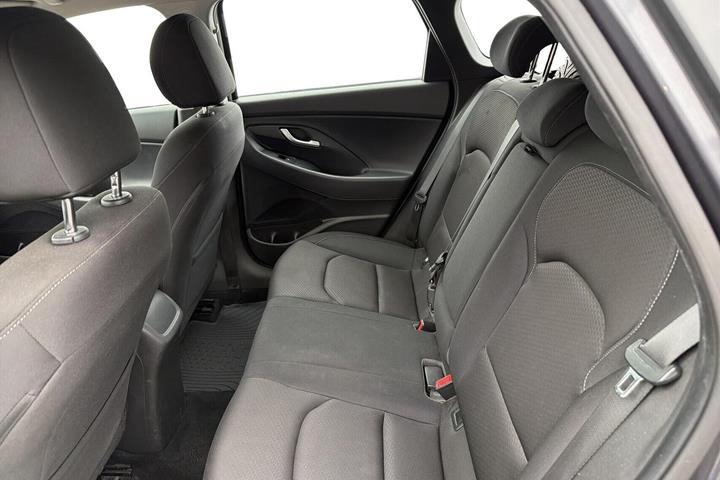 Beige Hyundai i30 fra 2020