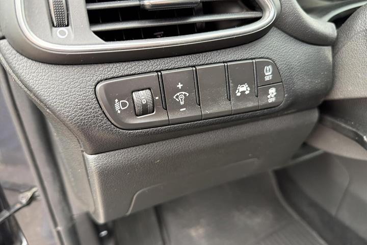 Beige Hyundai i30 fra 2020