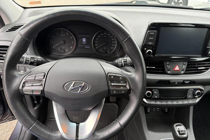 Beige Hyundai i30 fra 2020