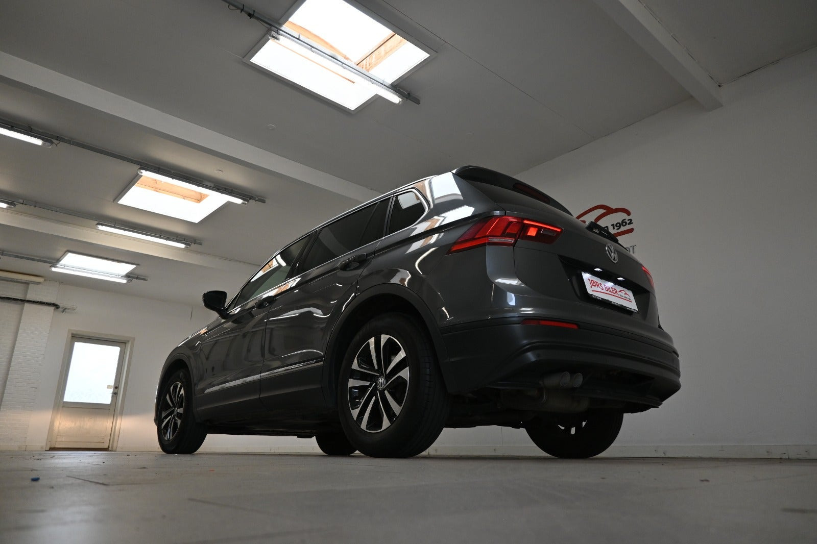 Grå VW Tiguan fra 2019