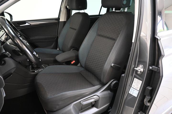 Grå VW Tiguan fra 2019