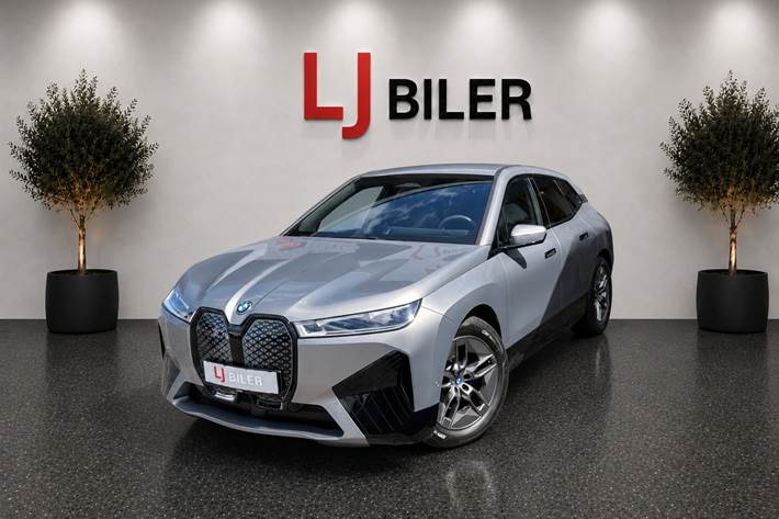 Grå BMW iX fra 2022 set udefra