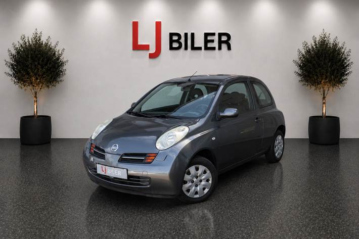 Grå Nissan Micra fra 2004 set udefra