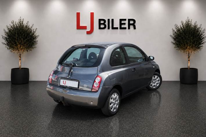 Grå Nissan Micra fra 2004