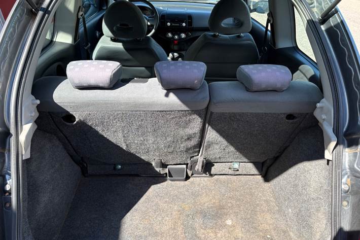 Grå Nissan Micra fra 2004