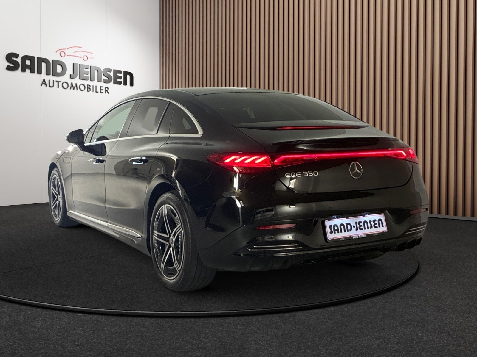 Sort Mercedes EQE350 fra 2024