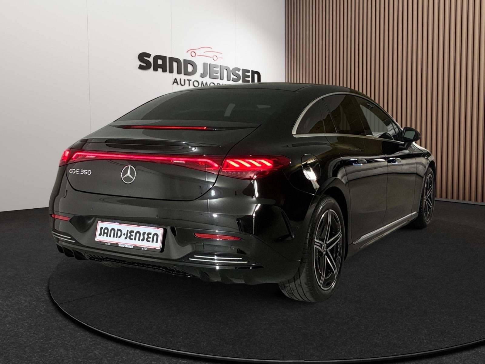 Sort Mercedes EQE350 fra 2024