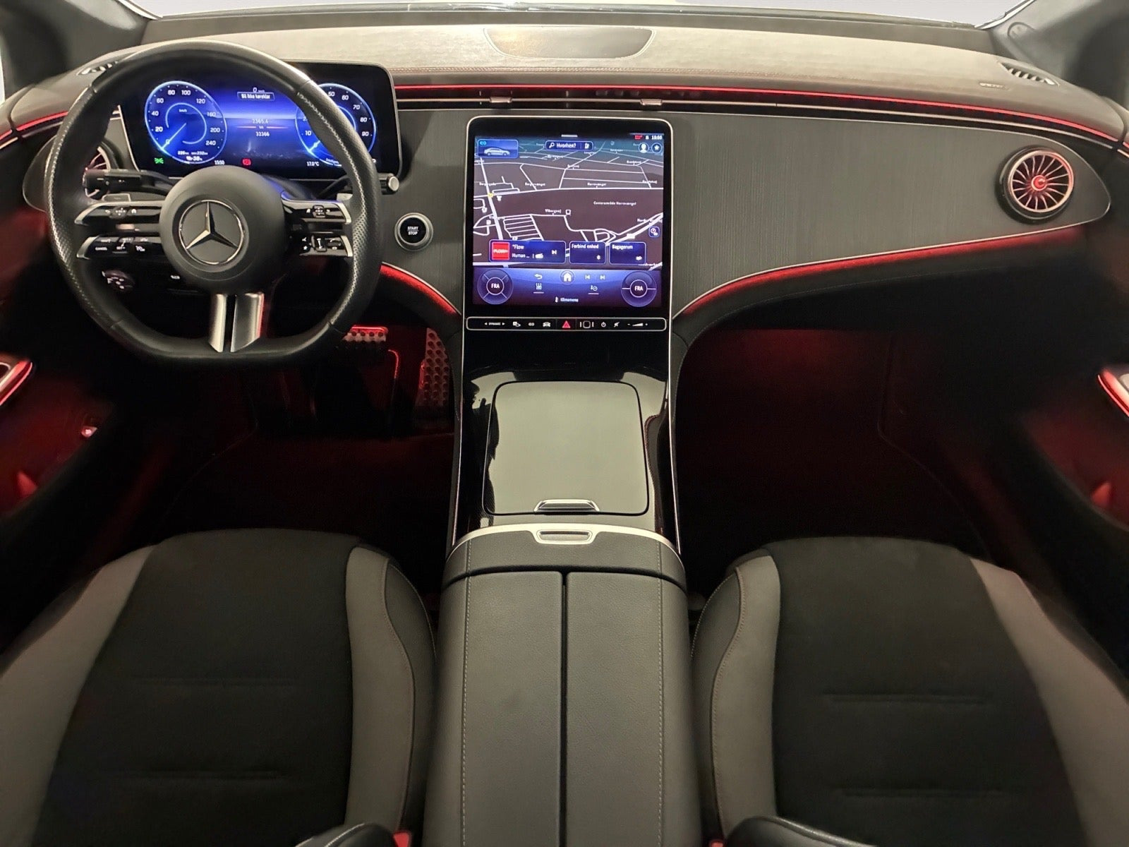 Sort Mercedes EQE350 fra 2024