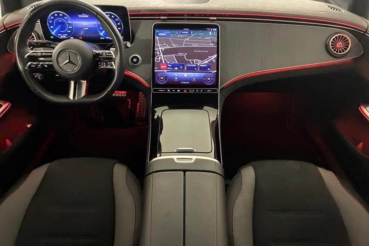 Sort Mercedes EQE350 fra 2024