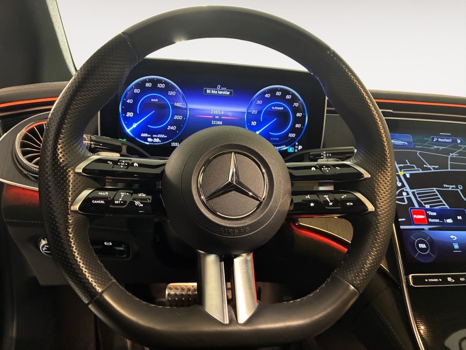 Sort Mercedes EQE350 fra 2024