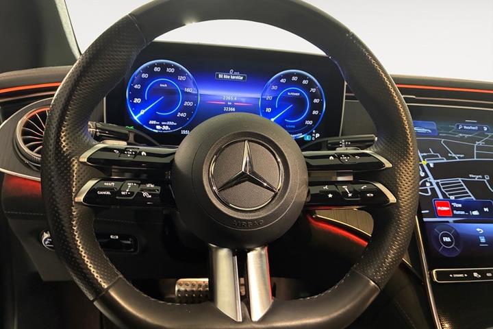 Sort Mercedes EQE350 fra 2024