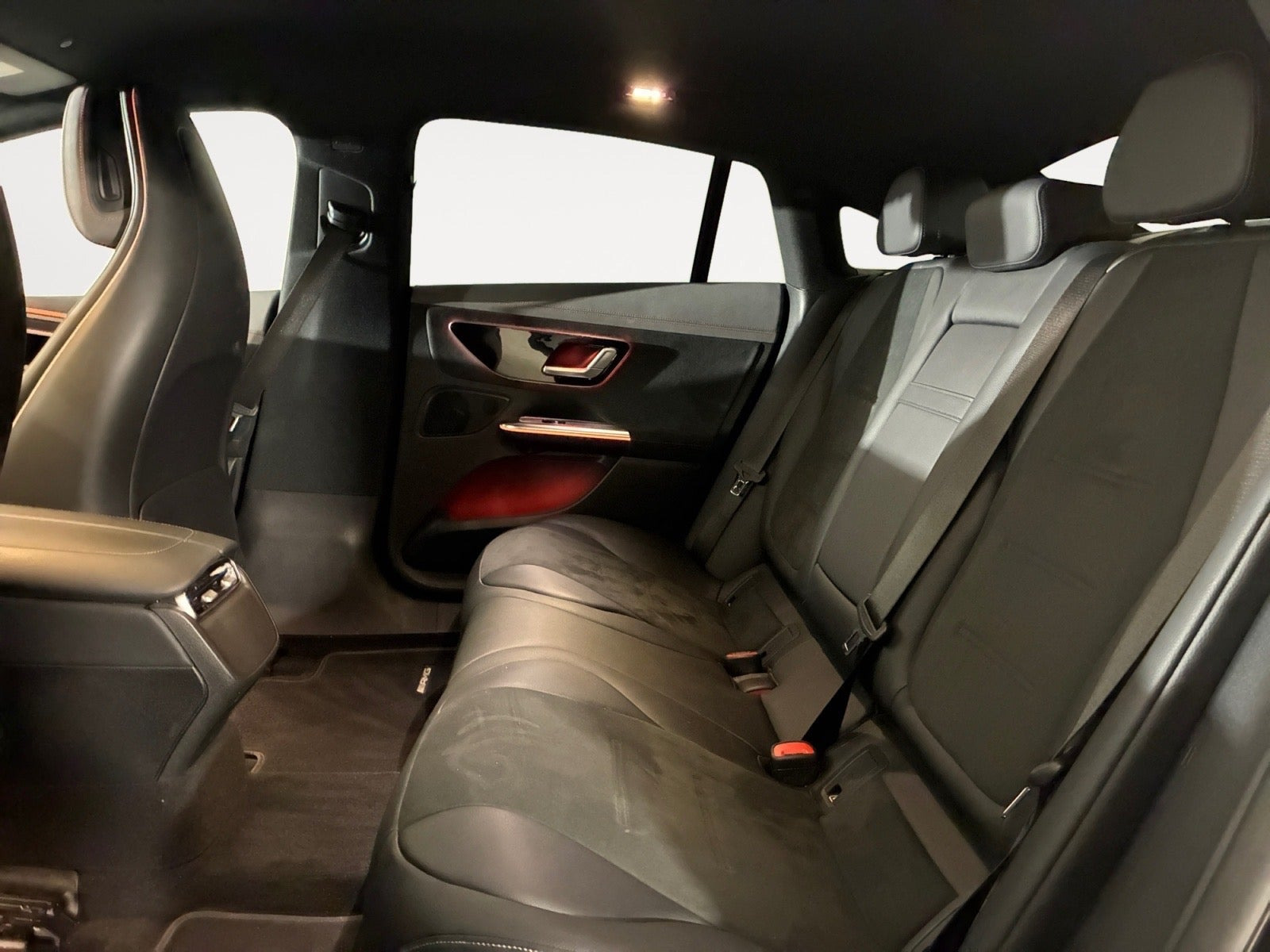 Sort Mercedes EQE350 fra 2024