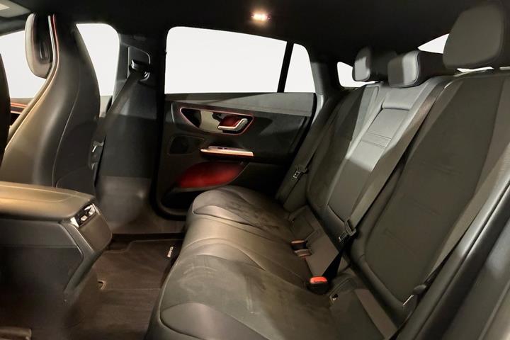 Sort Mercedes EQE350 fra 2024