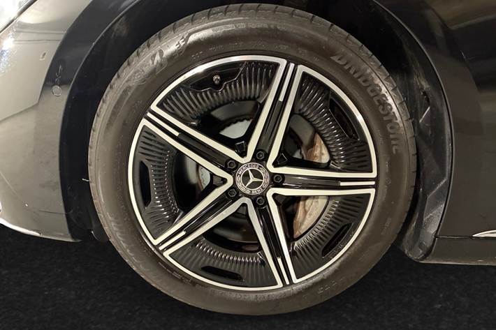 Sort Mercedes EQE350 fra 2024