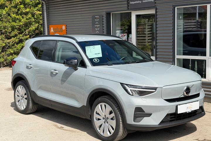 Sølv Volvo EX40 fra 2025 set udefra