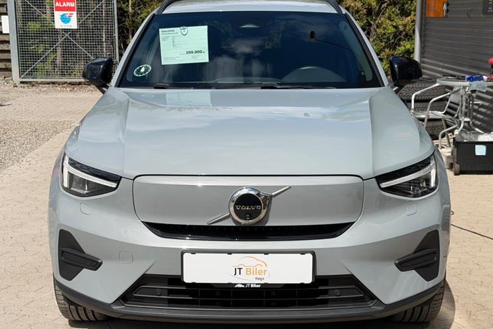 Sølv Volvo EX40 fra 2025