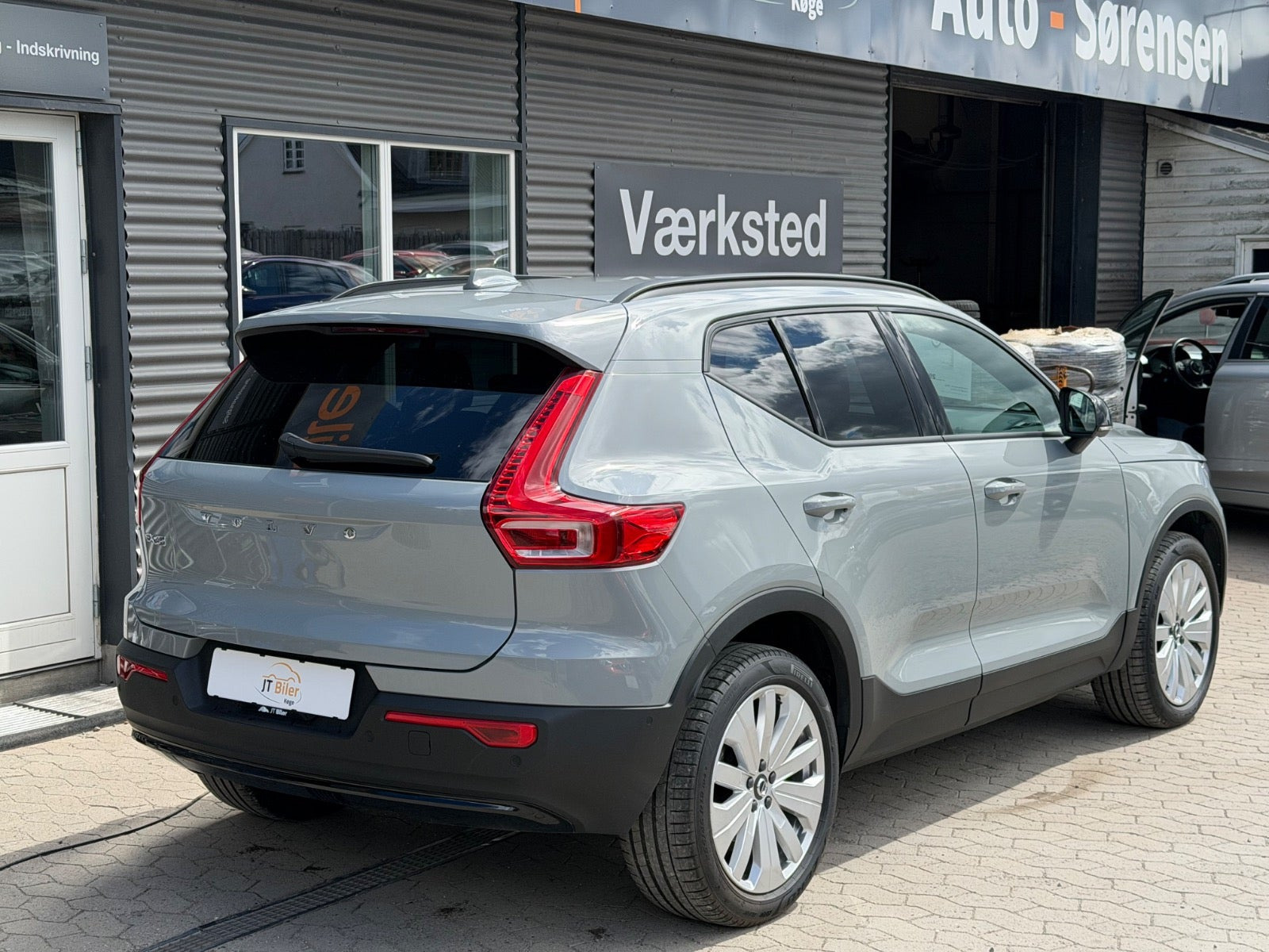 Sølv Volvo EX40 fra 2025