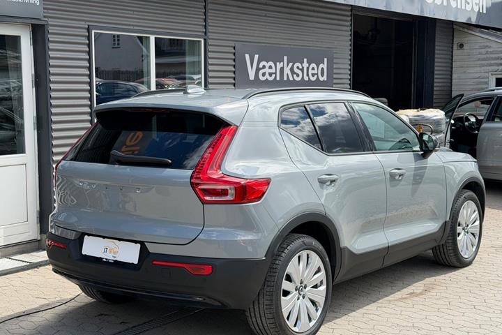 Sølv Volvo EX40 fra 2025