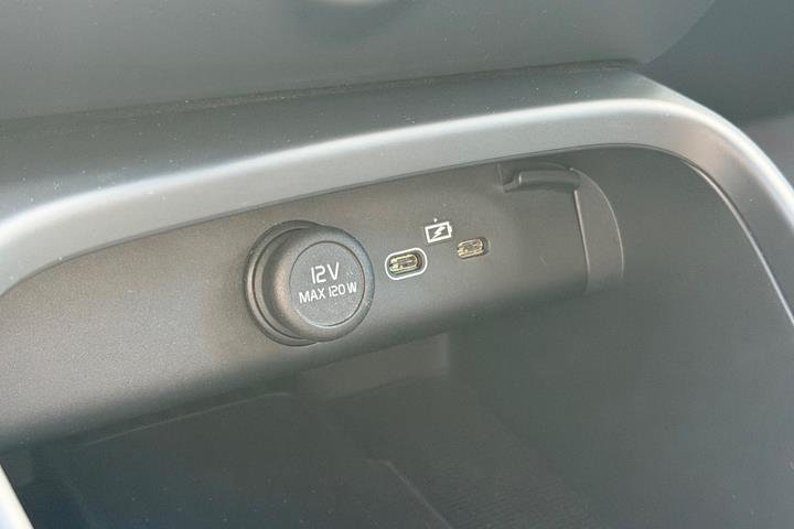 Sølv Volvo EX40 fra 2025