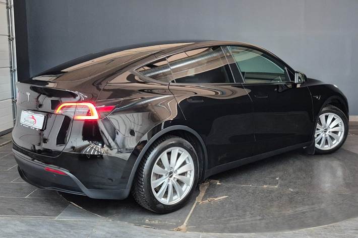 Sort Tesla Model Y fra 2023