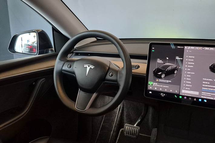 Sort Tesla Model Y fra 2023